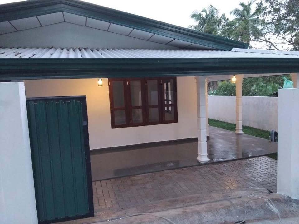 ගනේමුල්ල ජා ඇල 266 බස් මාර්ගයේ මෝල හන්දිය ප්‍රදේශයේ වැදගත් නිස්කලංක පරිසරයක පිහිටි නිවස