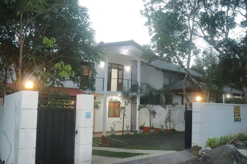 පුද්ගලික පදිංචියට සාදන ලද නිවසක් වන අතර විදේශගත වීම හේතුවෙන් විකුණනු  ලබයි