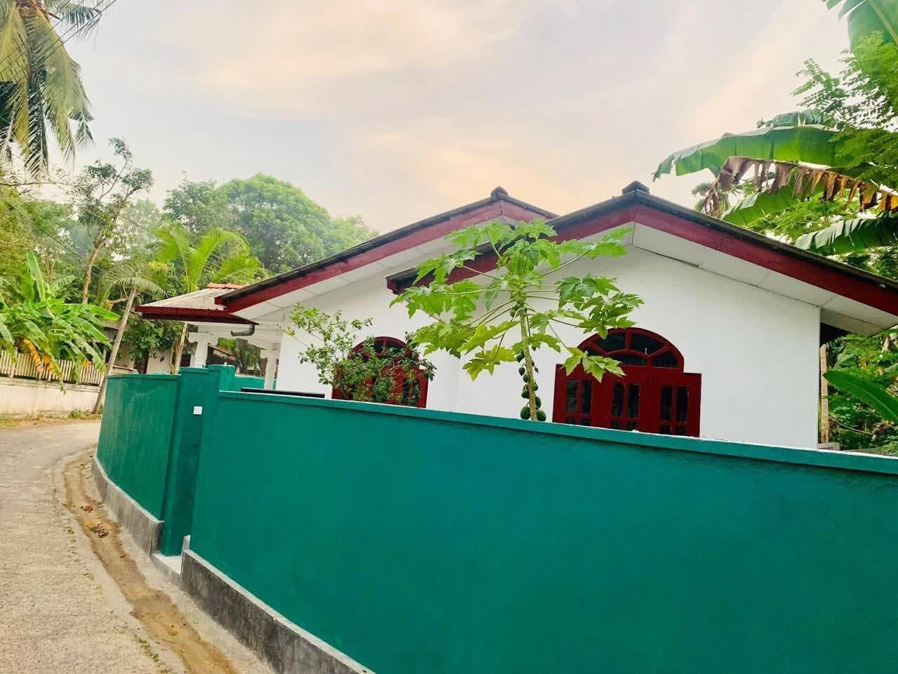 පදිංචියට සුපිරි නිවසක් තනි තට්ටුව සම්පුර්නයෙන්ම ටයිල් කරනලද වට තාප්ප ගෙට්ටු 2 ක් ඇත