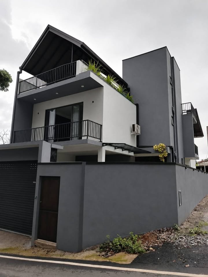 SUPAR BRAND NEW THREE STOREY HOUSE FOR SALE IN KOTTAWA