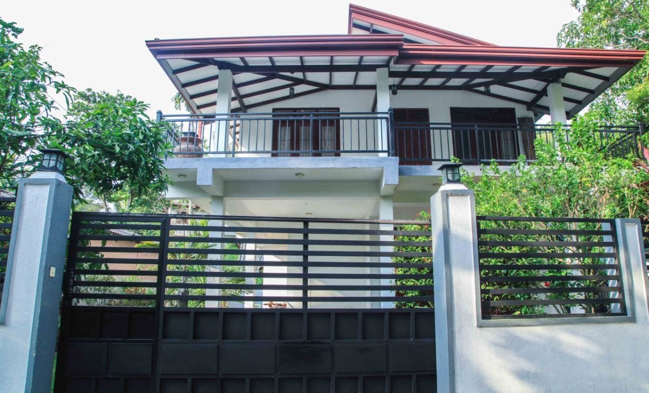 ගණේමුල්ල නගරයට ආසන්න සුන්දර වට පිටාවක් සහිත නවීන දෙමහල් නිවස