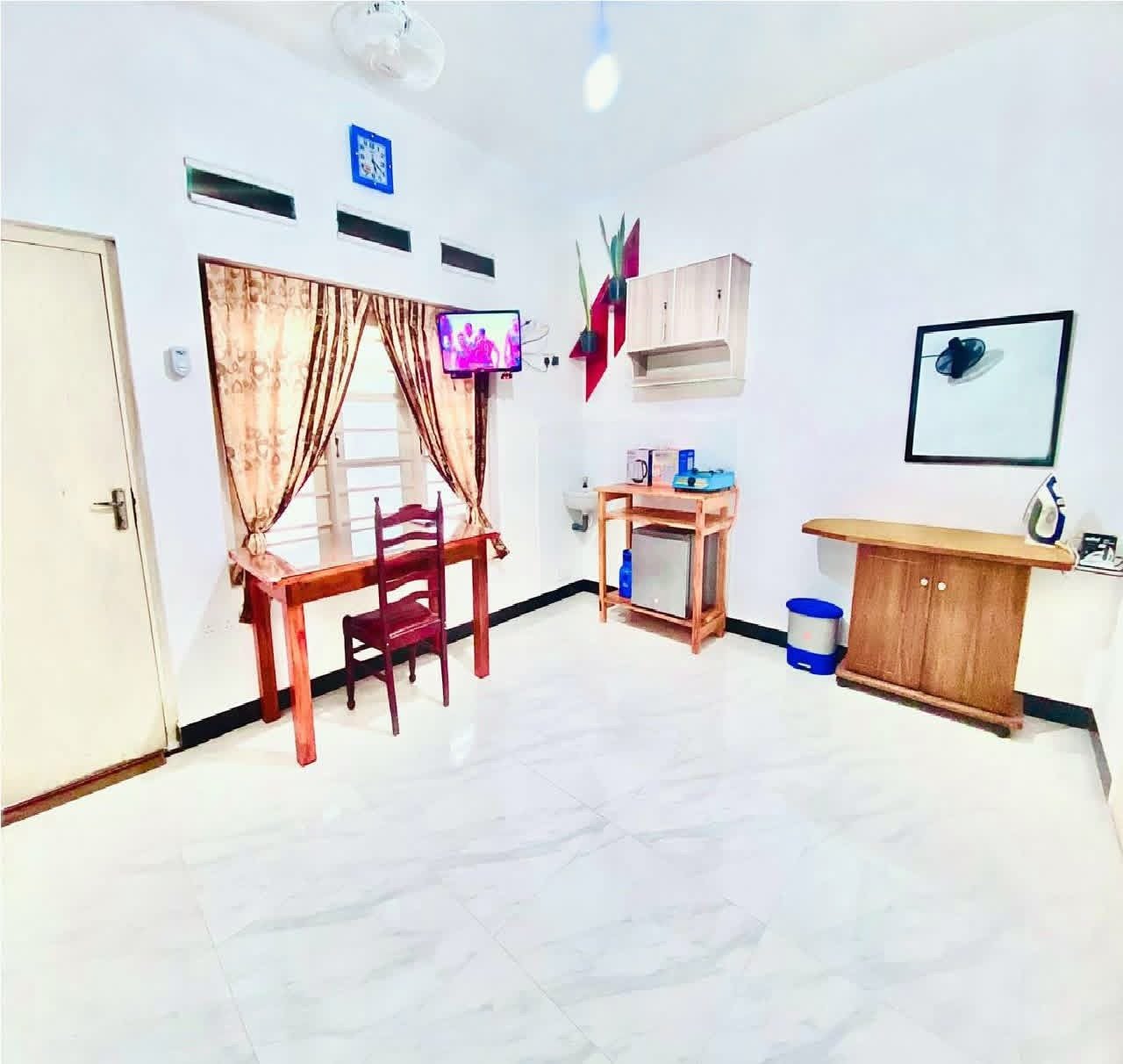 තනි පුද්ගලයකු  සඳහා සියලු නවාතැන් පහසුකම් සහිත සුඛෝපභෝගී කාමරයක්  කුලියට දීමට ඇත