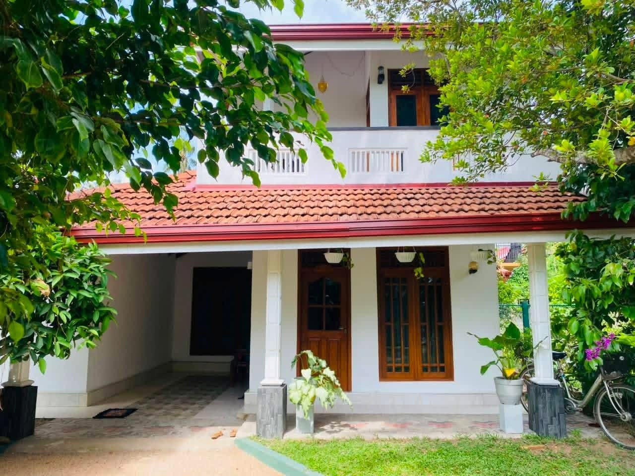 මීගමුව කදිරානෙන් අගනා දෙමහල් නිවසක් ඉක්මනින් විකිණේ!