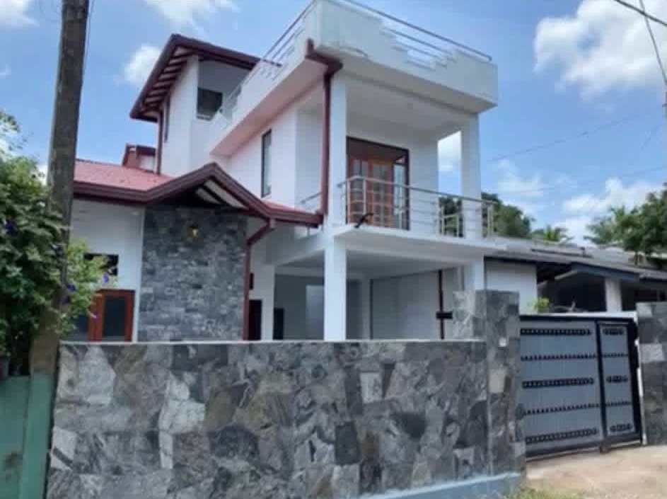 අතුරුගිරිය මිලේනියම්සිටි ආසන්නව පිහිටි මෙම පර්චස් 6 සමග  අංගසම්පුර්ණ නවීන දෙමහල් නිවස