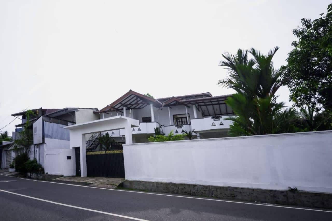 පාරිමේන්තුව අසල තෙමහල් නිවසක් විකිණීමට