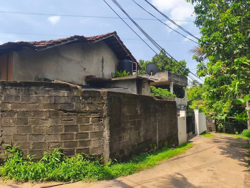 කඩවත ගනේමුල්ල පාරේන්  ලක්ෂ 75කට නිවසක් විකිනීමට