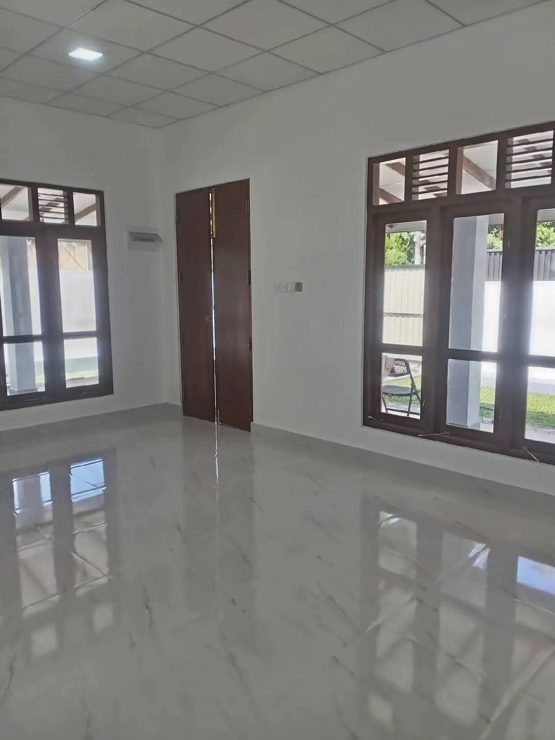 ගම්පහ වැලිවේරියෙන් නිවසක්