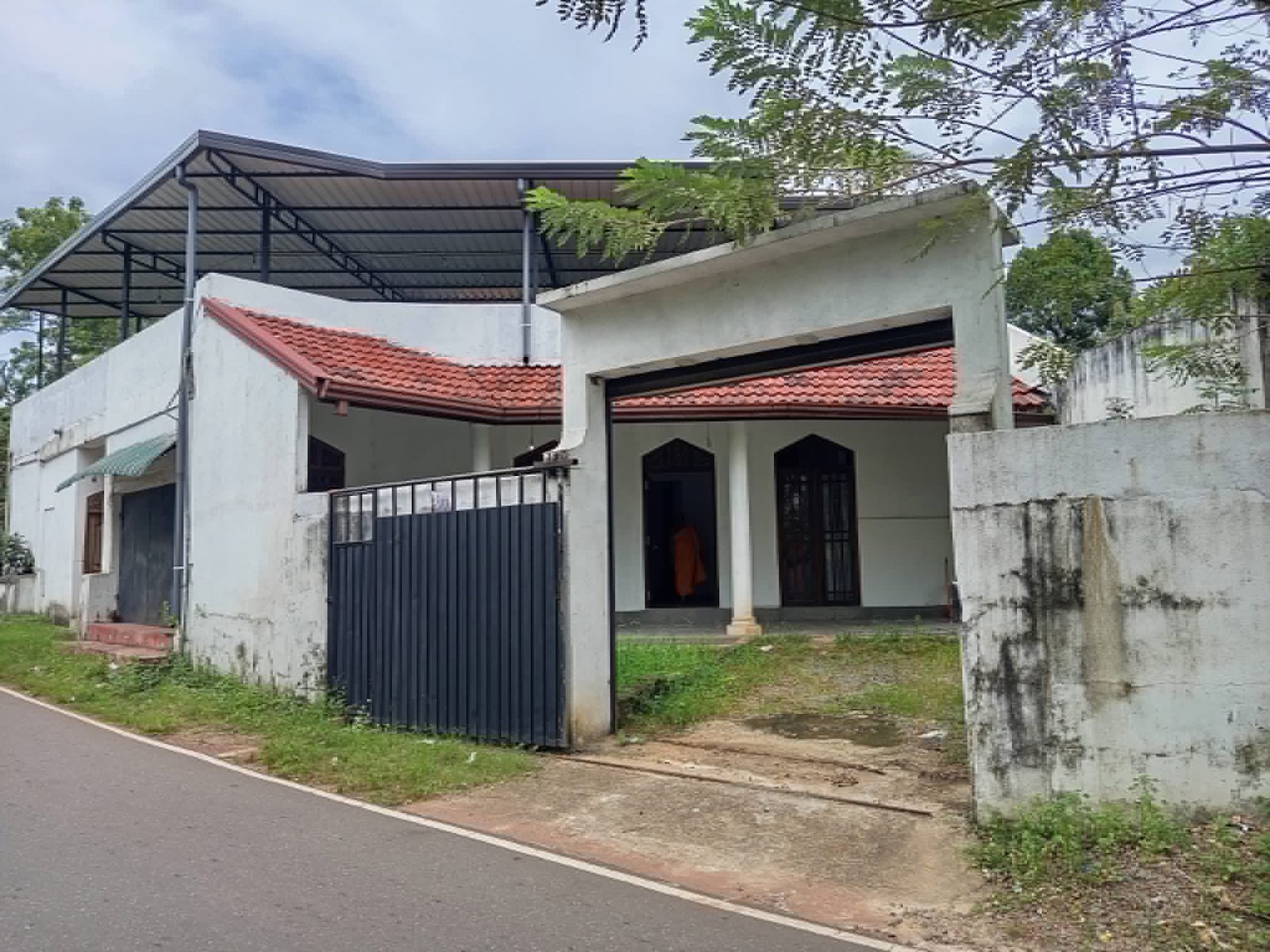 ඉඹුල්ගොඩ නගරයෙන් අගනා නිවසක්.