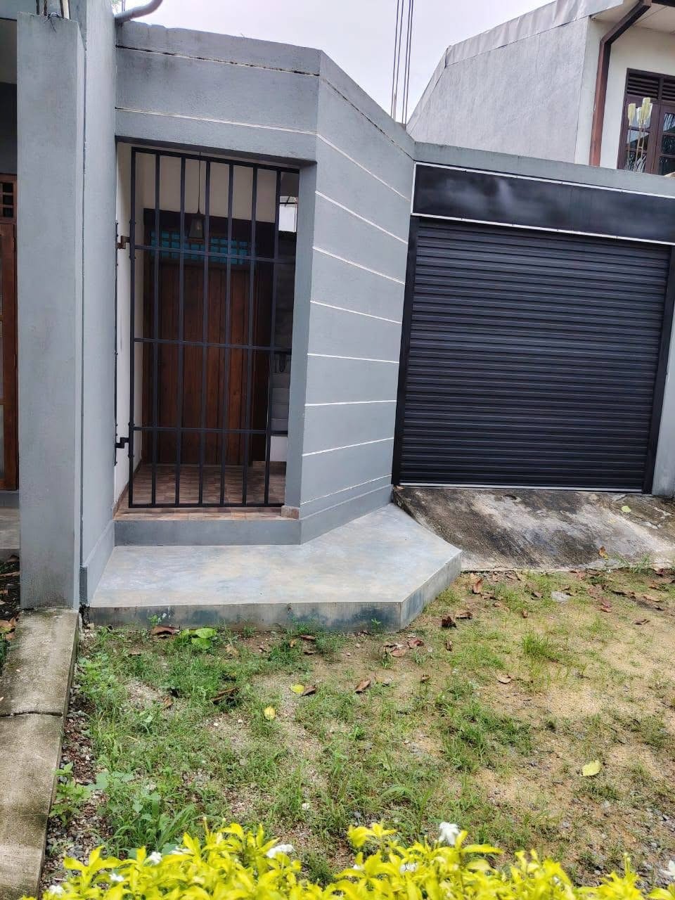 අතුරුගිරිය කඩුවෙල පාර මහජන මාවත ස්ලැබ් එක දමා යටි මහල සම්පූර්ණයෙන් නිම කළ නිවසක් විකිණීමට.