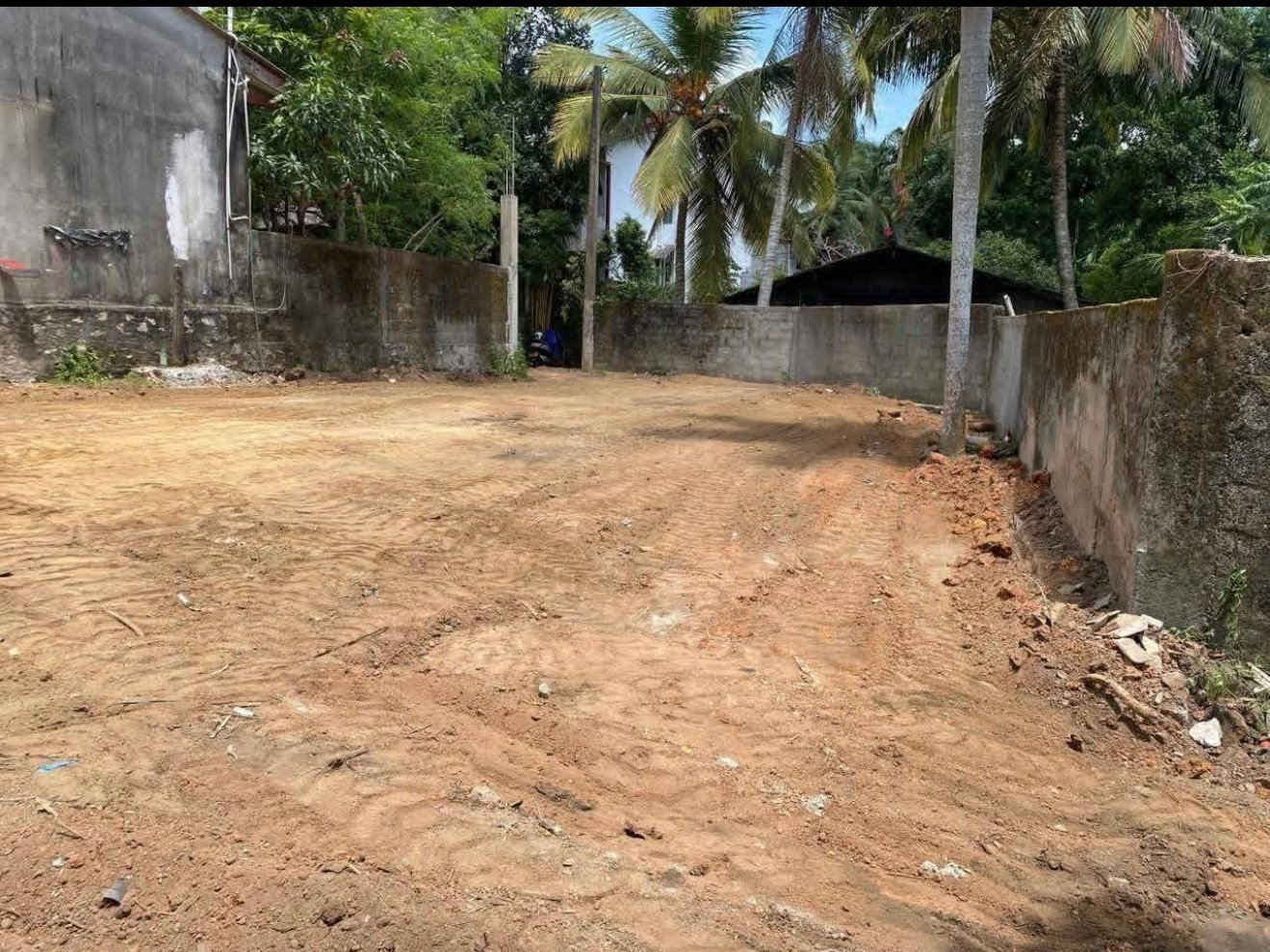 මාලබේ අරන්ගල හන්දියෙන්  තාප්ප සහිත සුපිරි ඉඩමක් අඩුවට