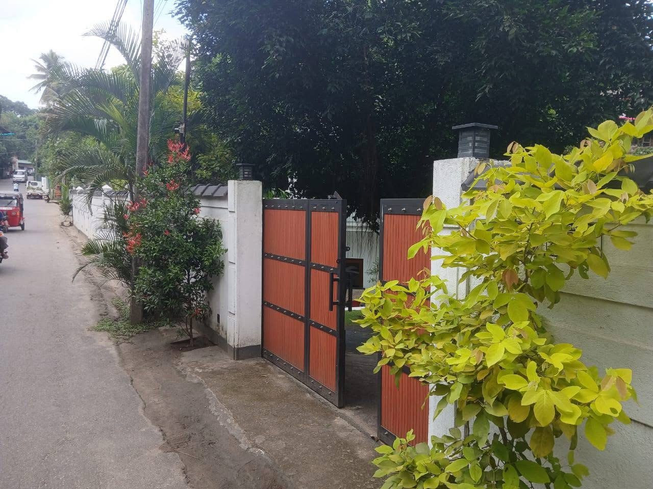 මහනුවර නගරයට km 7 දුරින් පර්චස් 16 පිහිටා ඇති මෙම නිවස විකිණීමට