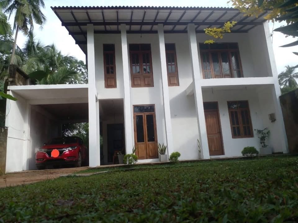 වර්ග අඩි 3600ක දෙමහල් නිවසක් විකිණීමට ඇත.