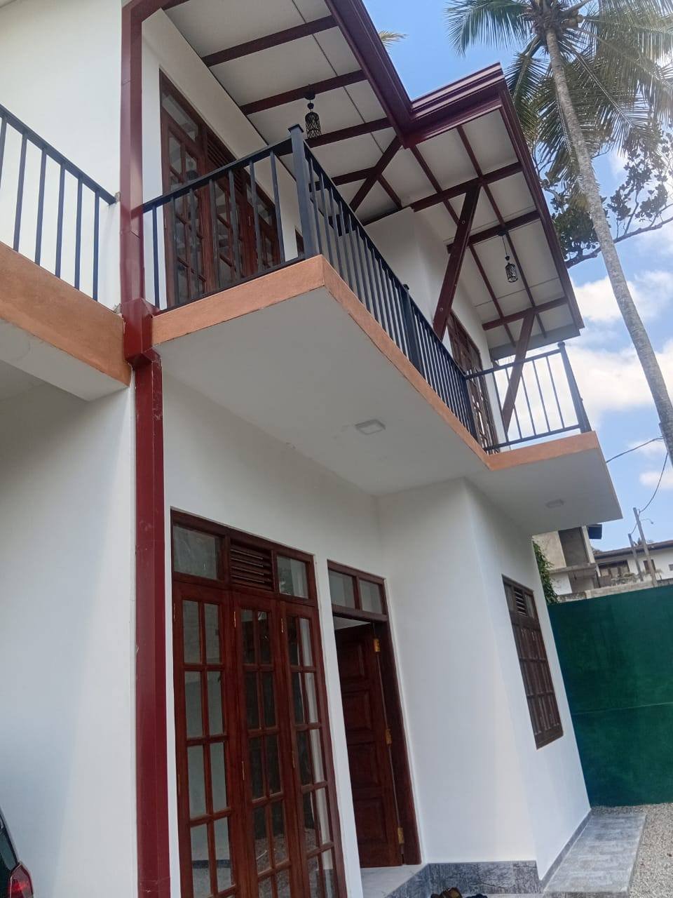 ගම්පහ දිස්ත්‍රික්කෙ කඩවත මවරමන්ඩ්ය අලුතින් ඉදිකරන ලද දෙමහල් නිවසක්