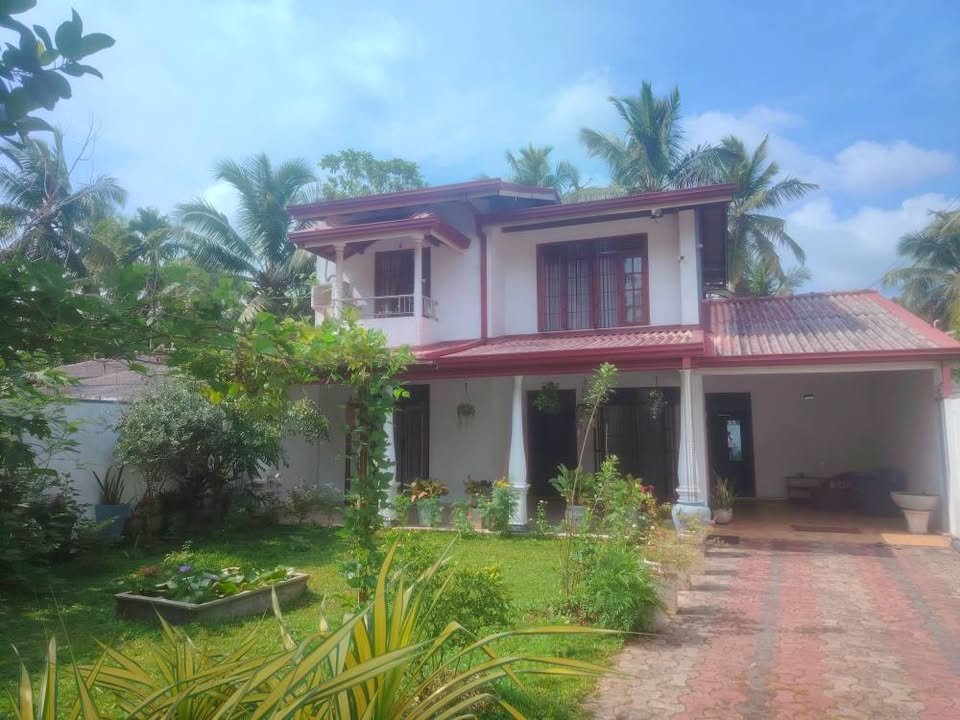Migamuwa Katana has facing Kaluwarippuwa road. This is a two storey house with 3 rooms and a sutuffroom.. negombo