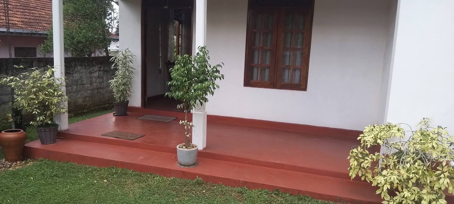 ගමිපහ .වැලිවේරිය ( 202.බස් පාරට මුහුණලා අංග සම්පූර්ණ නිවස සමග