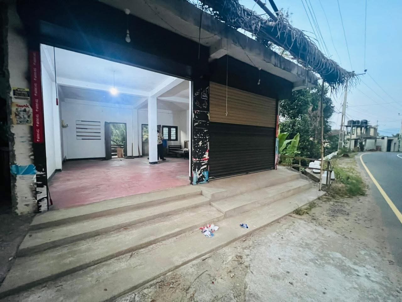 ප්‍රධාන කාපට් මාර්ගයට මුහුණලා පිහිටි ප්‍රචස් 20 සමග ව්‍යාපාරික ස්ථානය විකිණීමට ඇත - kandy