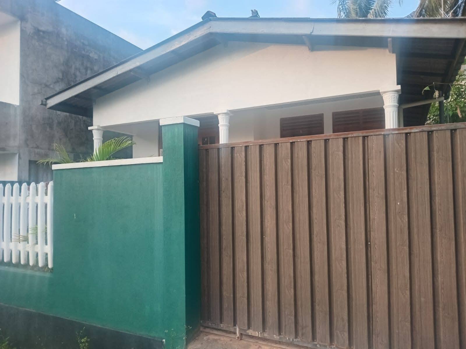 කඩවත ගණේමුල්ල (කොකිස් කඩේ හන්දිය 218 ) බස් පාරට මායිම්ව