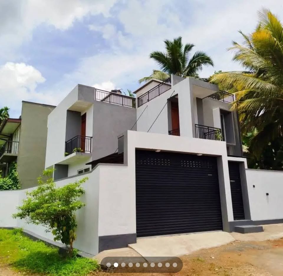 කොට්ටාව ,,මත්තෙගොඩ බස් පාරට ඉතා ආසන්නයෙන් පදිංචිය සදහාම ඉදි වූ අංගසම්පුර්න දෙමහල් නිවසක් විකිණීමට ඇත ..