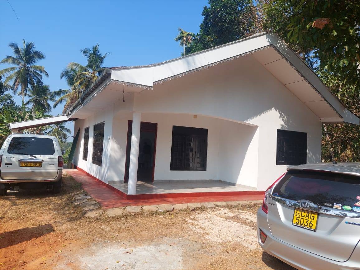 ගමිපහ මිනුවන්ගොඩ 270 ) පධාන බස් පාරට මීටර් 100 දුරින් අංග සම්පූර්ණ නිවස