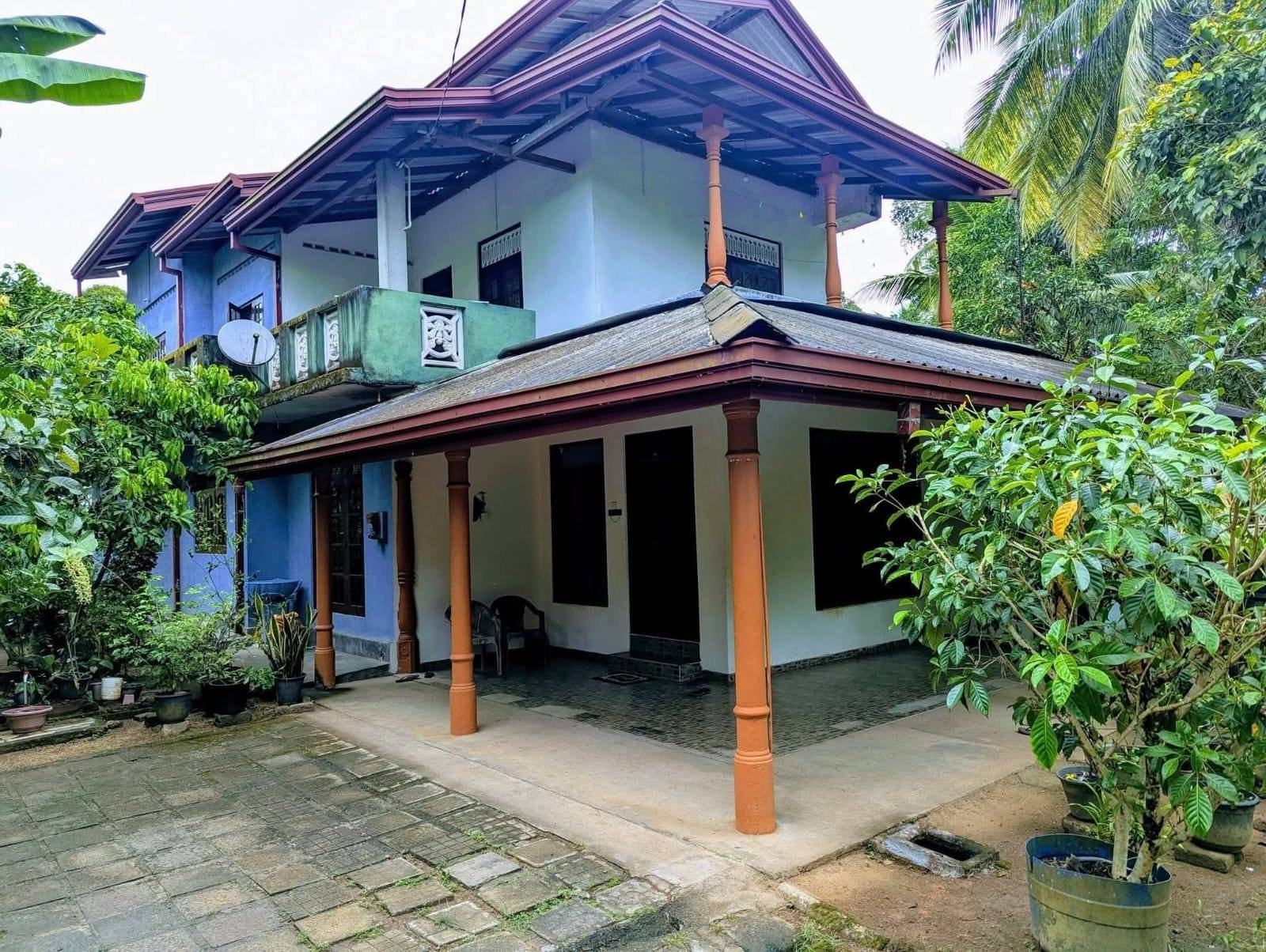 නිටිටබුව නගරයට මීටර් 900 ) දුරින් අංග සම්පූර්ණ දෙමහල් නිවසක් සමගින් පර්චර්ස් 14 ක්
