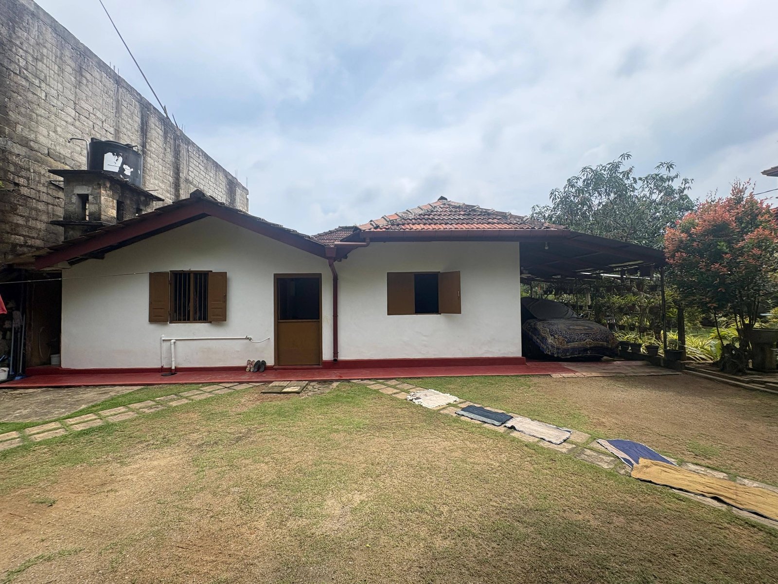 පර්චස් 23.8 ක සම්පූර්ණ නිවස සහිත ඉඩමක් විකිණීමට ඇත.