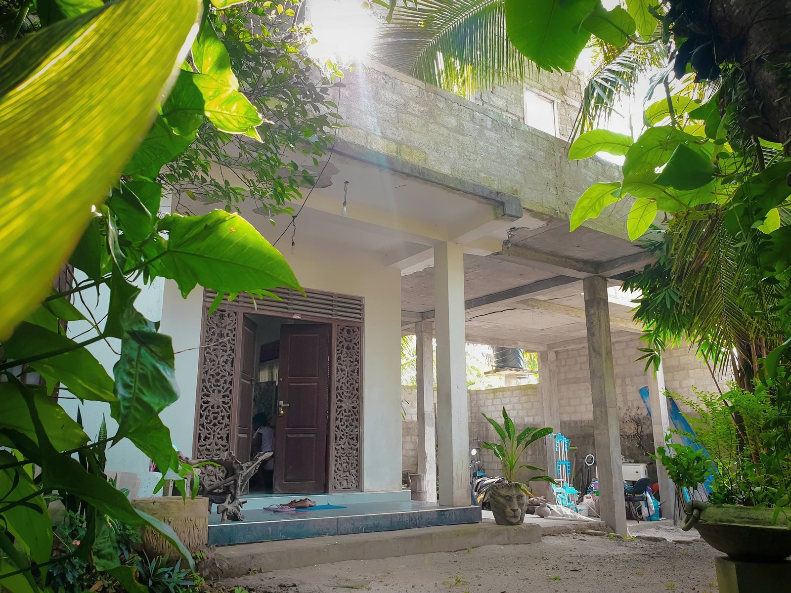 ජාඇලින් අඩක් නිම කළ දෙමහල් නිවසක්