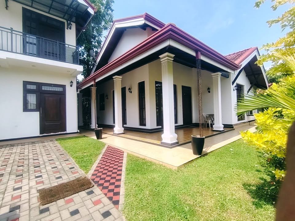 මිගමුවෙ දලුවකොටුව වැලිහෙන පාරින්..