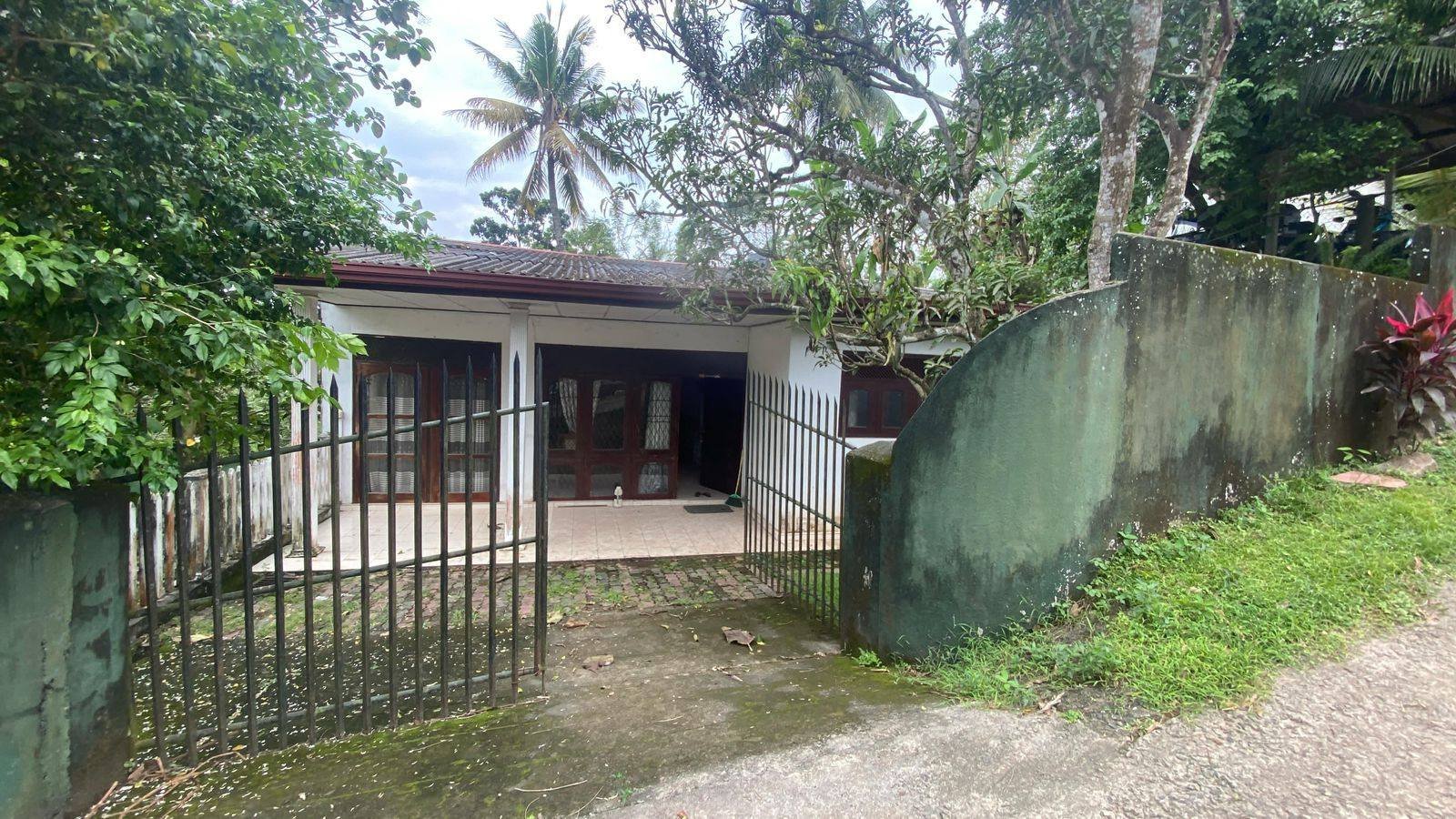 කඩවත නගරයෙන් වටිනා නිවසක්  සමග ඉඩමක්  විකිනීමට