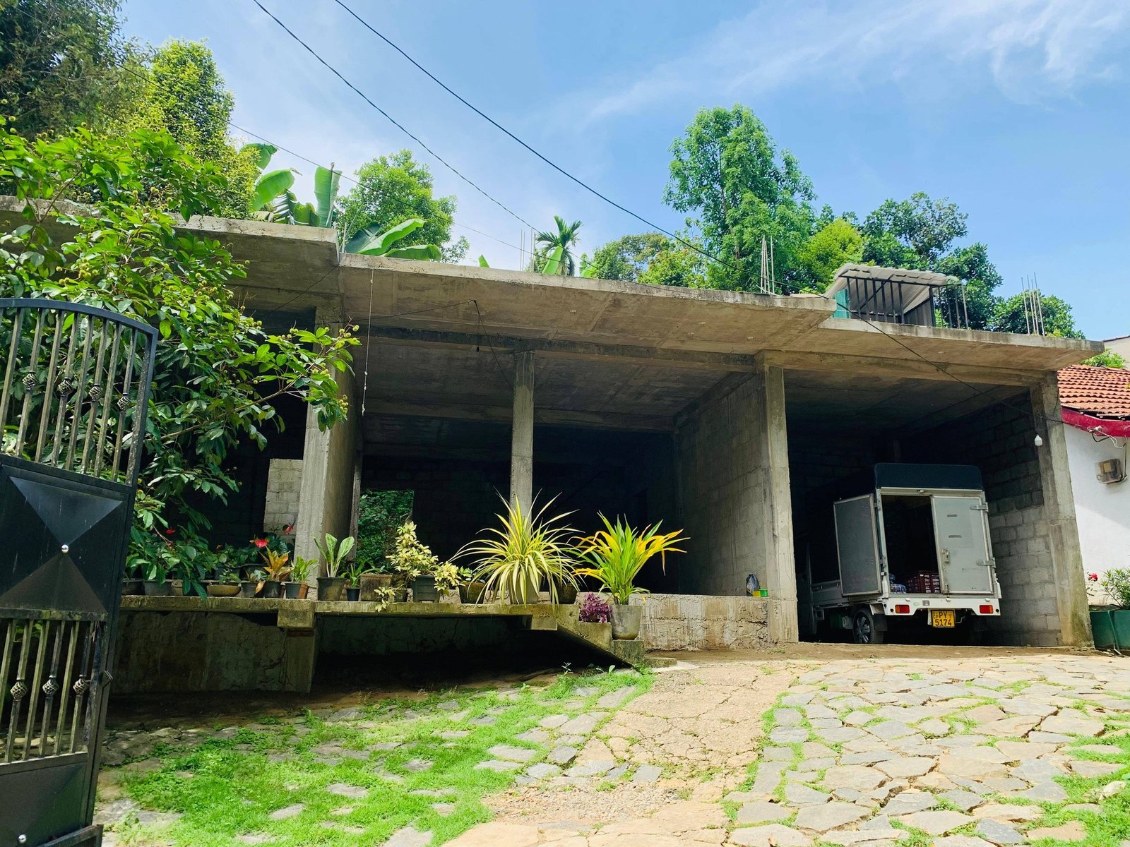 පිළිමතලාව නගරයෙන් ගොඩනැගිලි 3කින් යුක්ත වත්තක් ඇතුලු සම්පූර්ණ ඉඩමක්