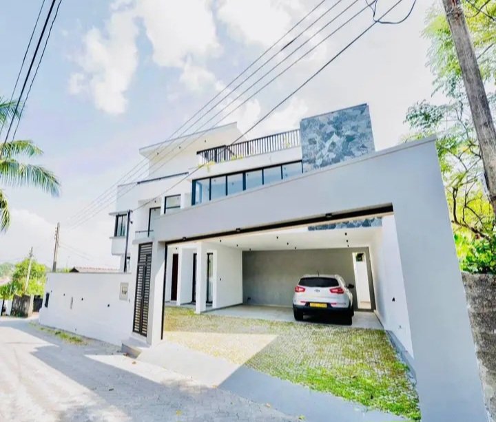 Luxury House for sale in Thalahena.