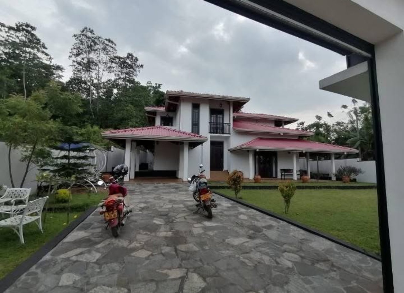 කුරුදුගහ පිහිටි මෙම අලන්කාර නිවස විකිනිමට