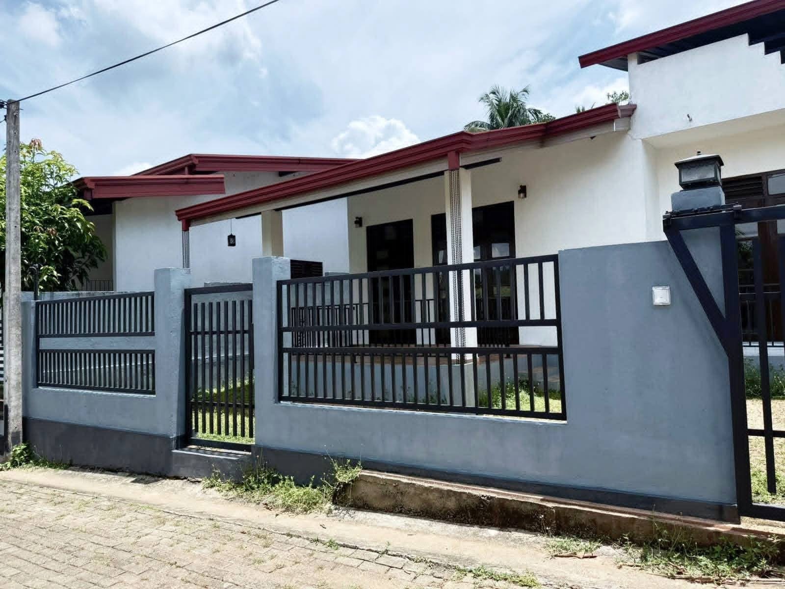 ගම්පහ දිස්ත්‍රික්කය දෙල්ගොඩ මුකලාන නිවසක් විකිණීම ඇත