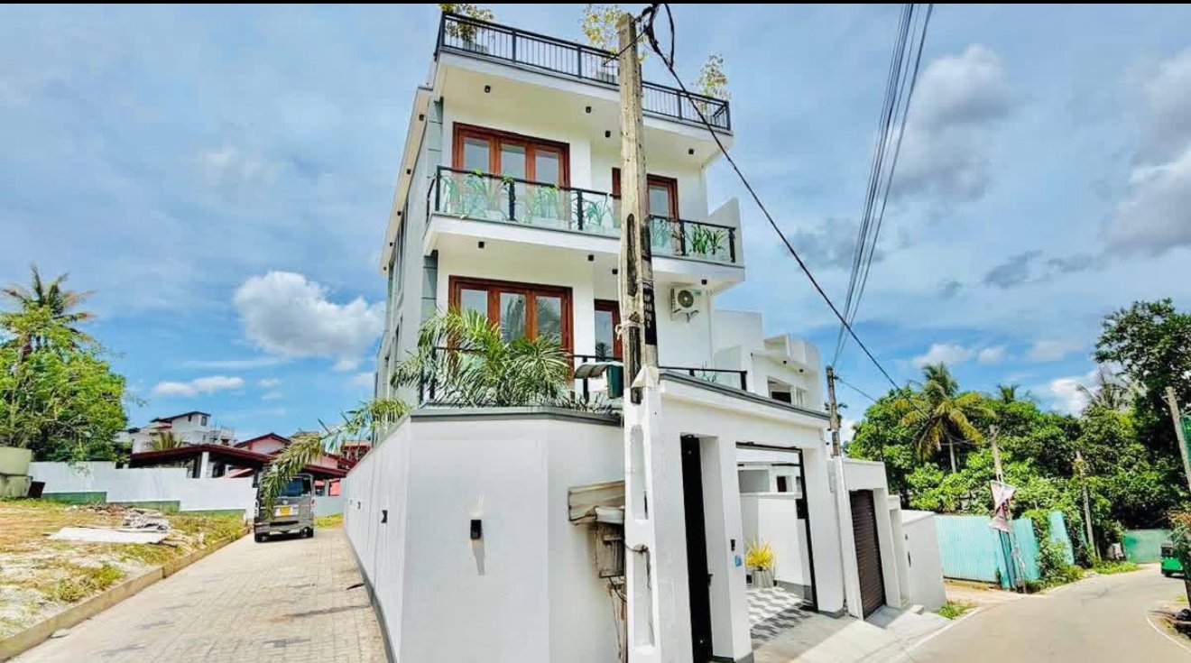 මහරගම නගරයට ලගින් කාමර 4ක 7 Perch තෙමහල් නිවසක් විකිනීමට  - Maharagama