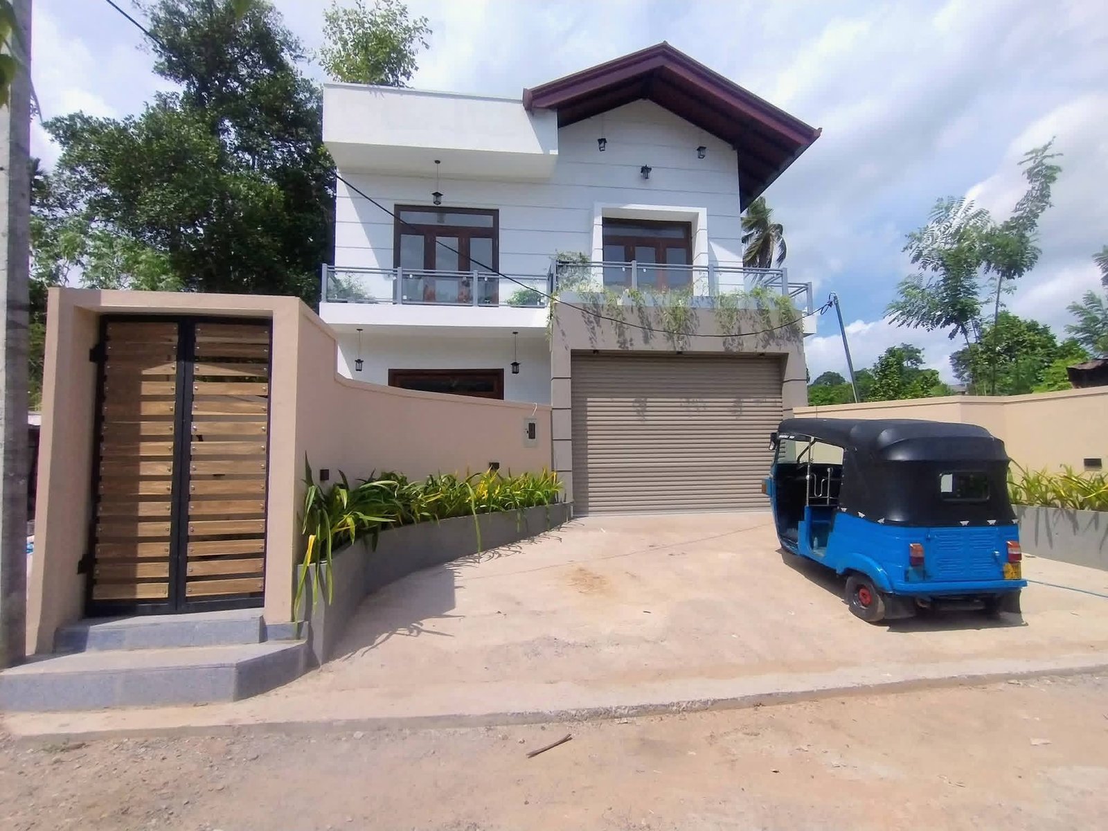 වෙල්යායකට මුහුණලා පිහිටි අලුතින්ම ඉදිකරන ලද දෙමහල් නිවස විකිනීමට