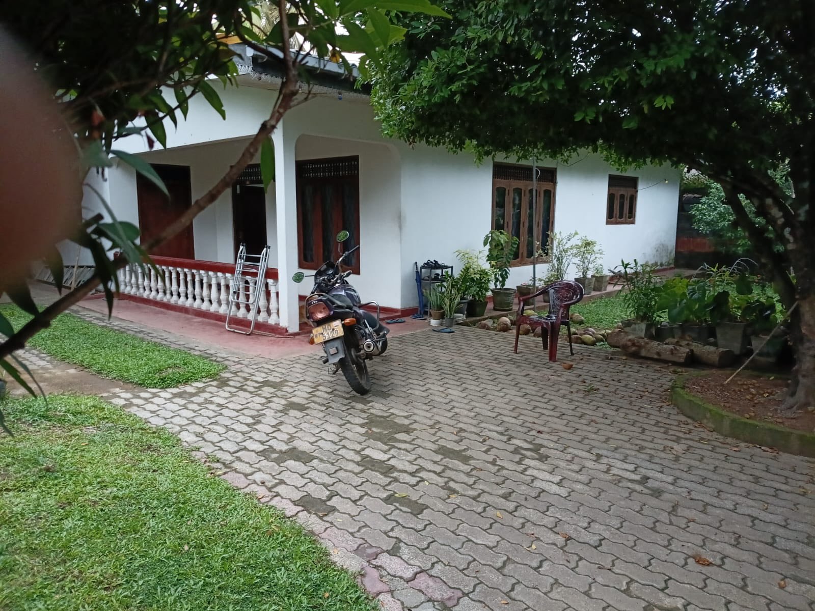 මාලබේ, කහන්තොට ප්‍රදේශයේ සියලු පහසුකම් සහිත පර්චස් 18 ක ඉඩම සහ නිවස වහාම විකිණීමට ඇත.