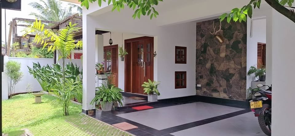කොටිටාව රැක්මල්ගම හන්දියට ආසන්නව අලුතින් සාදන ලද දෙමහල් නිවස සහ පචස් 12  2 විකිනිමට