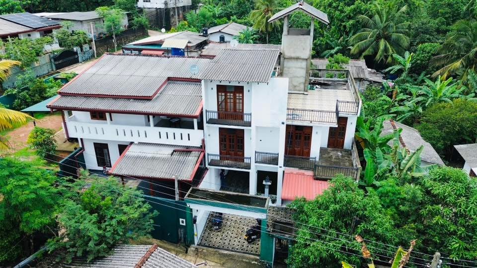 කඩවත – ගෝනහේනෙන් වටිනා තෙමහල් නිවසක් ඉක්මනින් විකිණීමට - Kadawatha