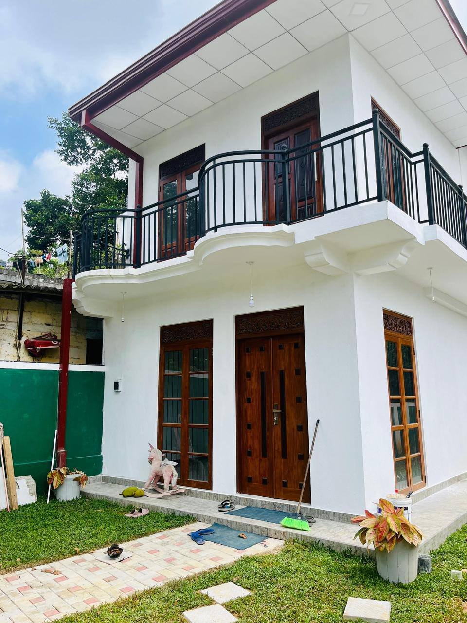 අතුරුගිරිය හබරකඩ හංදියෙන් වටිනා දෙමහල් නිවසක්