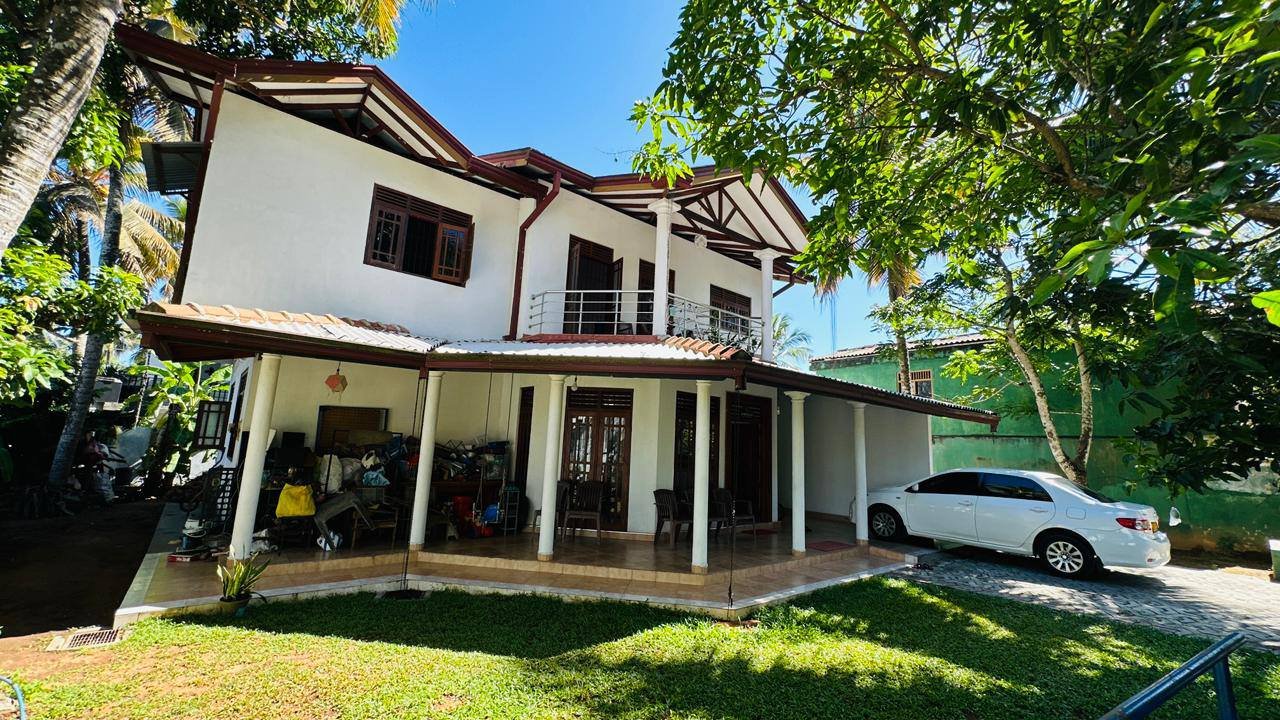 අතුරුගිරිය හබරකඩ හංදියෙන් වටිනා දෙමහල් නිවසක්