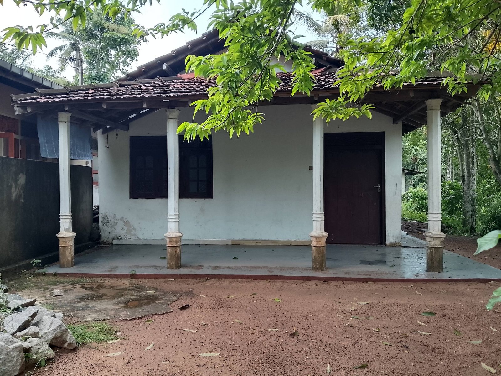 ගම්පහ තම්මිට ප්‍රදේශයේ පිහිටි මෙම වටිනා නිවස මුදල් හදිස්සියක් මත ඉක්මනින් විකුනණු ලැබේ.