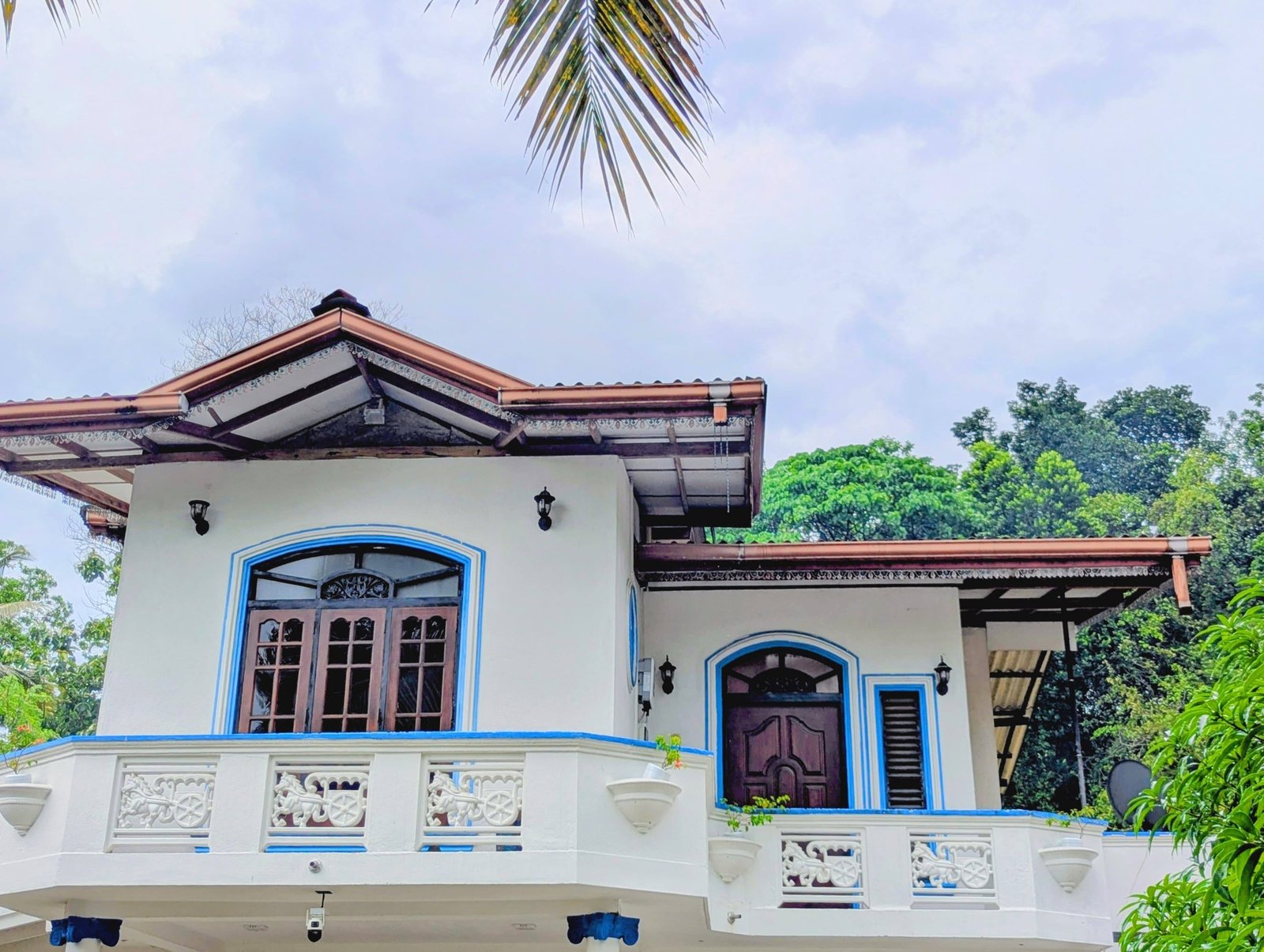 මාකොළ ශාන්ති මාවතේ දෙමහල් නිවසක උඩ තට්ටුව කුලී යට දීමට තිබේ