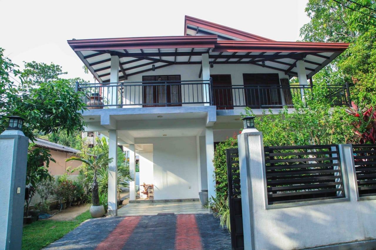 ගණේමුල්ල නගරයට ආසන්න සුන්දර වට පිටාවක් සහිත නවීන දෙමහල් නිවස - ganemulla