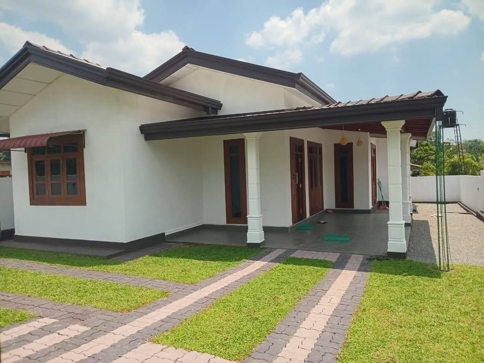 නිස්කලංක පරිසරයක පිහිටි අලුතින් ඉදිකළ, පදිංචි නොවූ අංගසම්පූර්ණ නව නිවසක්