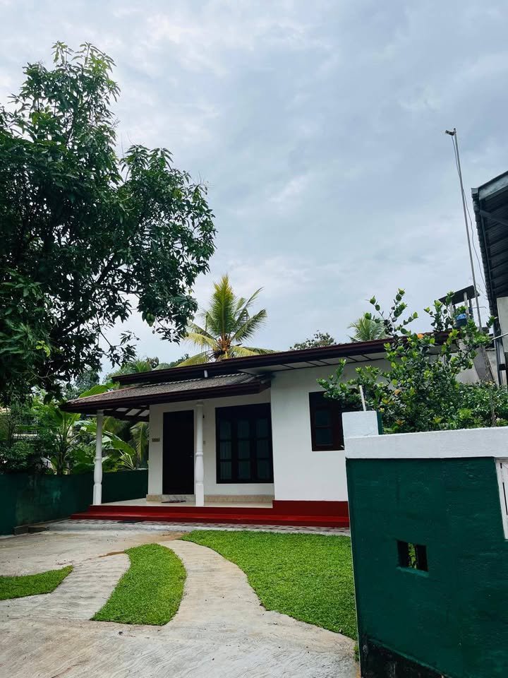 මාලඹේ හොරයිසන් කැම්පස් එකට 150 මීටර් දුරින් පිහිටා ඇති තනී මහල් නිවස